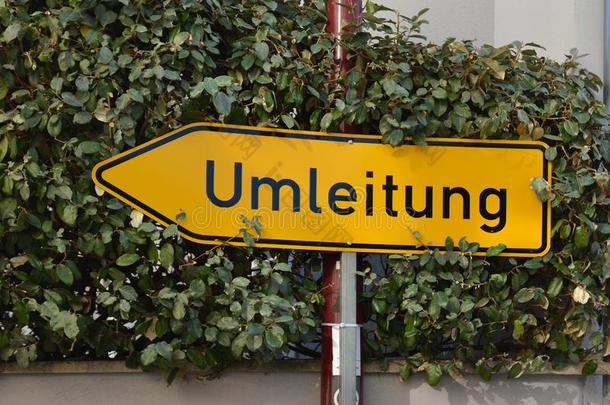 黄色的德国的矢路符号弄尖向左边的话`路diverse不同的