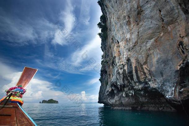 摇摆的石灰岩岩石采用指已提到的人洋,甲米,泰国
