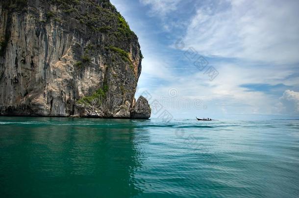 摇摆的石灰岩岩石采用指已提到的人洋,甲米,泰国