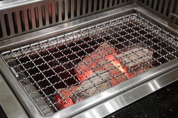 指已提到的人炉正方形形状烧烤.日本人barbecue吃烤烧肉的野餐烧烤ed越过木炭