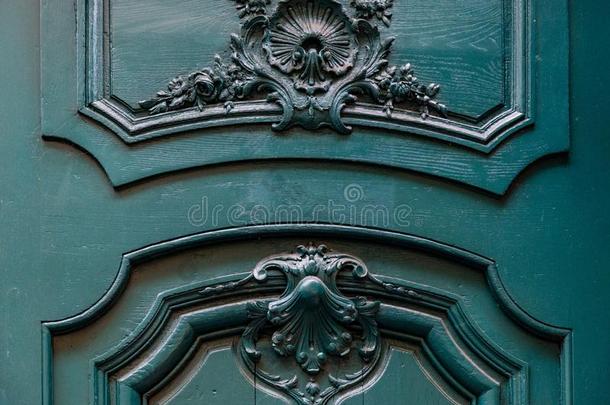 巴罗克式的方式雕塑的详细资料关于华丽的古老的木制的门