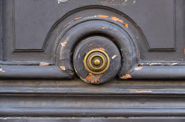 圆合适的金属球形门拉手关于老的破旧的木制的门和高射炮