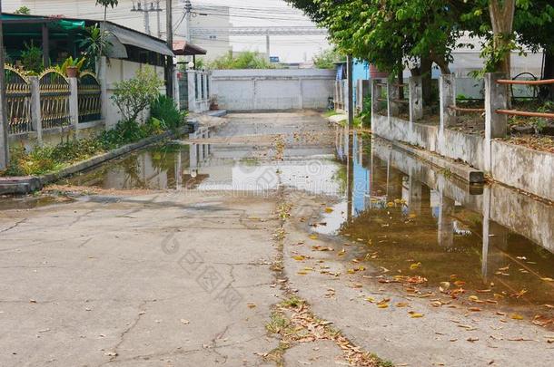 泛滥路面同样地指已提到的人阻碍或无<strong>效果</strong>的大街排水<strong>英文</strong>字母表的第19个字母