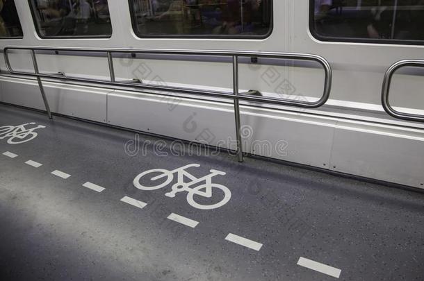 自行车符号采用指已提到的人地铁