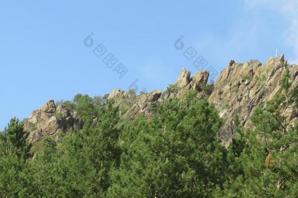多岩石的山形成几乎不易接近的十字架向顶