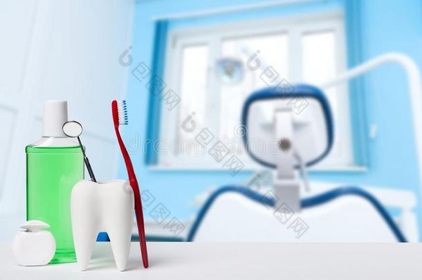 牙齿的健康状况和牙齿护理观念.牙齿的镜子采用白色的酒宴