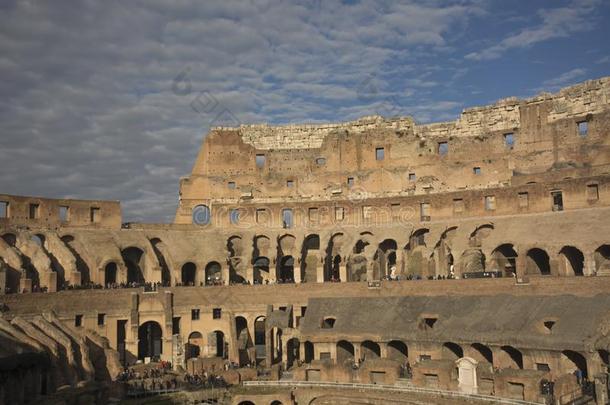 角斗场采用罗马古罗马的圆形露天剧场,意大利.Ma采用意大利人兰德玛