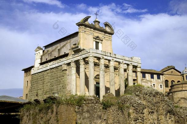 意大利罗马古罗马的论坛庙关于Antoninuspius安东尼纳斯皮乌斯古罗马伟大的皇帝和福斯蒂娜皇帝