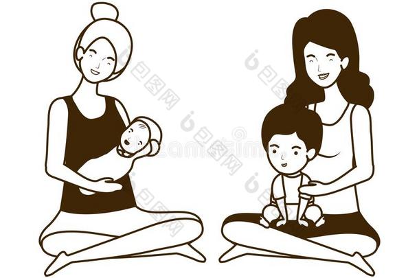 漂亮的怀孕母亲就座的举起小的婴儿字符