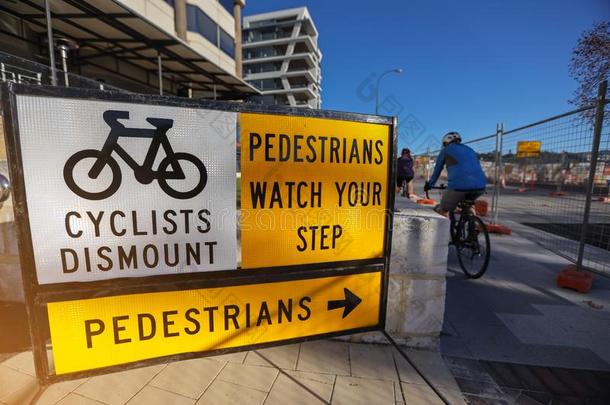 骑自行车的人下车步行者注视你的步安全警告signal信号