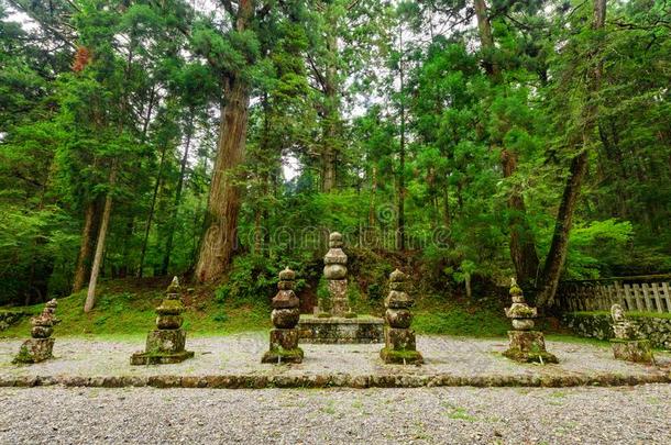 丰田章男家庭墓碑,登上小山,黑色亮漆