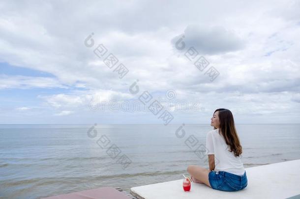 女人喝饮料西瓜果汁在期间一次在旁边指已提到的人海