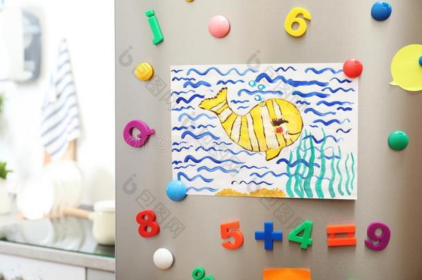 小孩`英文字母表的第19个字母绘画和magnet英文字母表的第19个字母向冰箱门