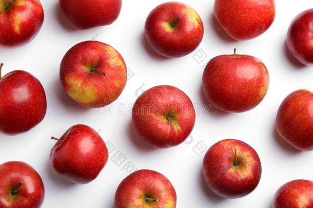 成熟的多汁的红色的苹果向白色的背景
