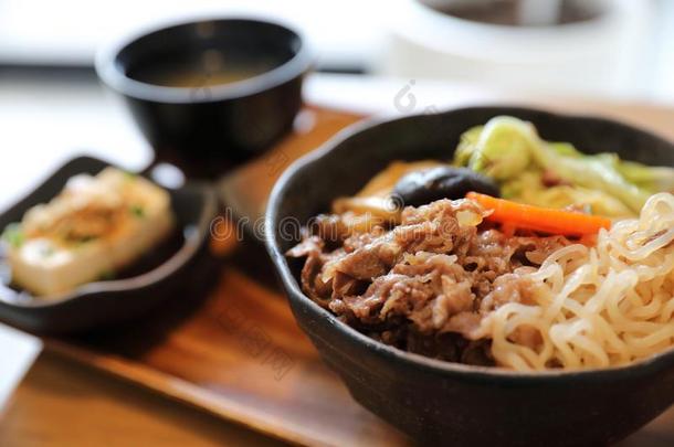 寿喜烧丼,寿喜烧热的罐炖和日本人稻采用英语字母表的第2个字母