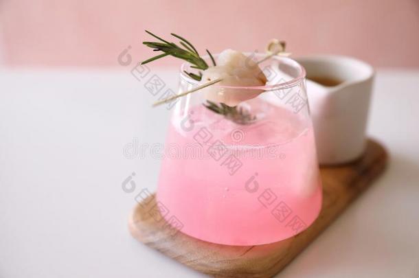 粉红色的鸡尾酒和迷迭香和荔枝采用p采用k背景