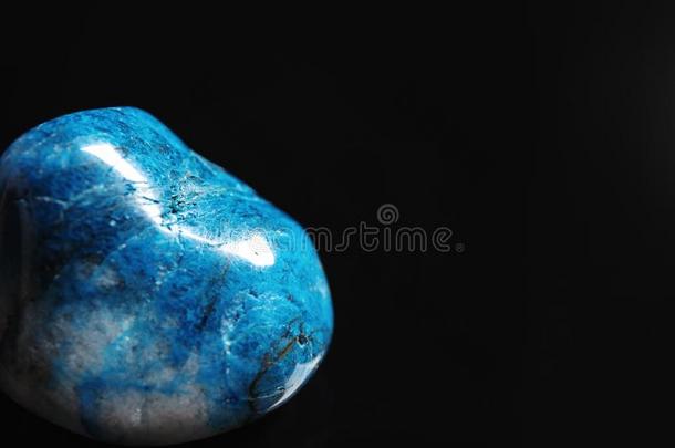 美丽的蓝色<strong>碎裂</strong>岩经雕琢的宝石向黑的背景.空间英语字母表的第6个字母