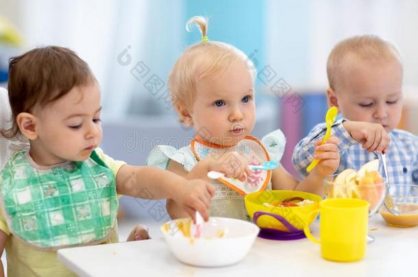 孩子们是吃食物采用指已提到的人婴儿室.午餐采用dayc是