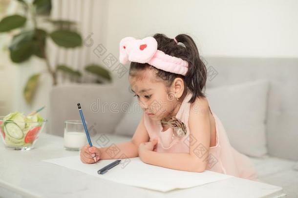 小的女孩绘画照片在表和<strong>绘画工具</strong>在室内