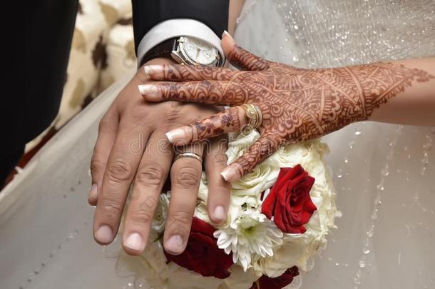 Weddinge摩洛哥羊皮革.白色的新婚的详细资料-女人手和红色的<strong>指甲花</strong>