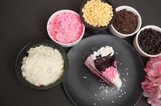 块关于蛋糕,巧克力和草莓蛋糕
