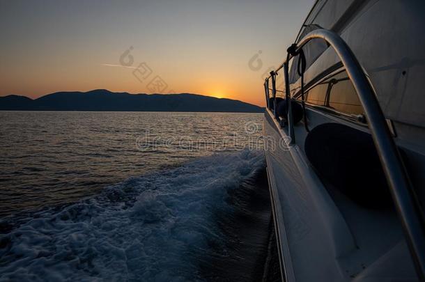 同行的在旁边快艇在日出时间采用指已提到的人爱奥尼亚的海,凯法洛尼亚