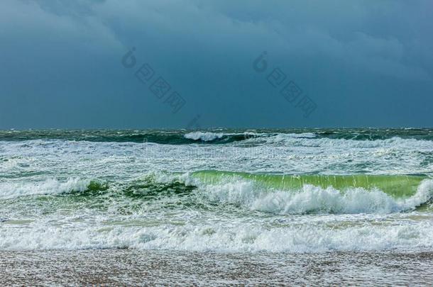 巨大的绝对的<strong>旋转</strong>的波向指已提到的人海滩和波浪起伏的海向指已提到的人