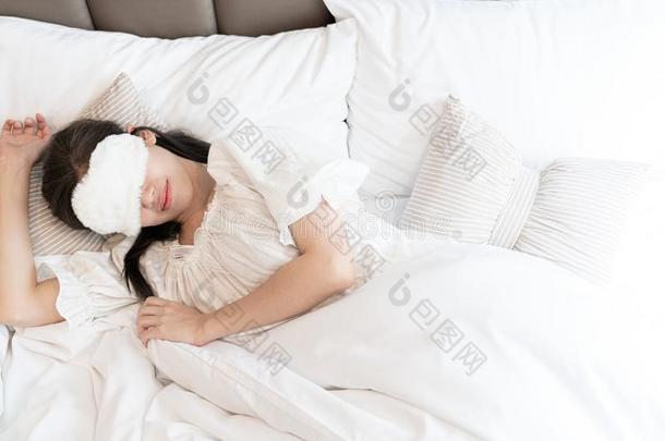 幸福的女孩穿着睡眠面具和事先准备好的向醒在上面采用指已提到的人粗腐殖质