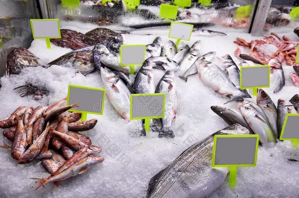 新鲜的海鱼向<strong>冰</strong>和pr<strong>冰</strong>标记向指已提到的人交易柜台.