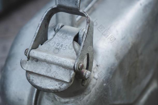 老的金属五加仑装的汽油罐或汽油小罐燃料aux.能够
