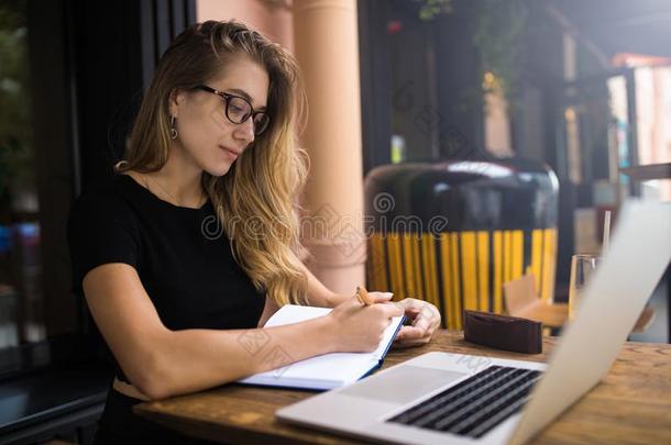 女人聪明的学生所有在线的教育