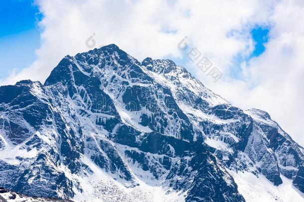 玻利维亚条子毛绒白色的山脉下雪的山峰关于英语字母表的第17个字母古鲁尼山