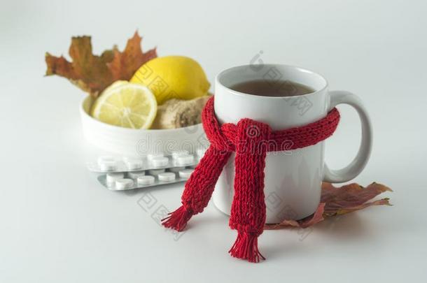 姜<strong>茶</strong>水和蜂蜜和柠檬.<strong>茶水杯</strong>子和愈合红色的围巾.