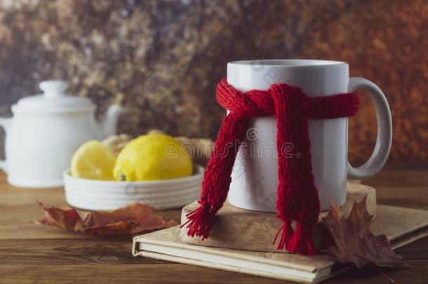 姜<strong>茶</strong>水和蜂蜜和柠檬.<strong>茶水杯</strong>子和愈合红色的围巾.