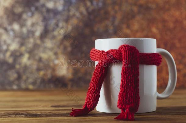 茶水杯子关于茶水和红色的暖和的愈合围巾.秋,落下后座议员
