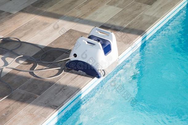 水池清洁剂机器人为清洁游泳水池