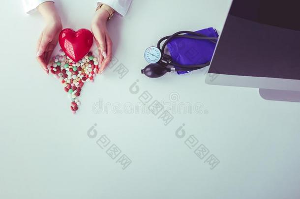 心脏病专家和红色的心和听诊器在表