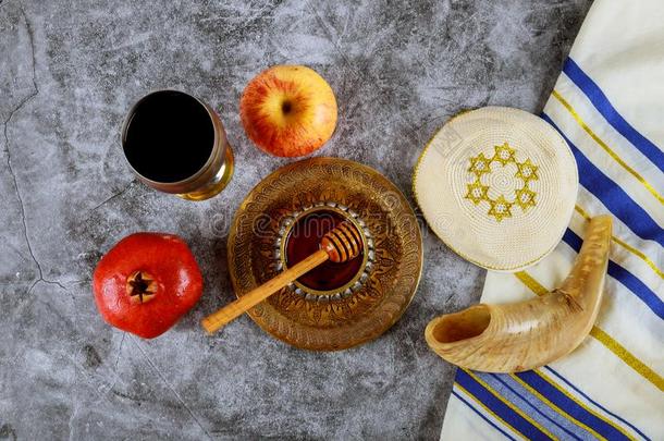 羊角号和犹太教男人晨祷时的披巾和玻璃蜂蜜罐子和新鲜的成熟的苹果.六月的简写