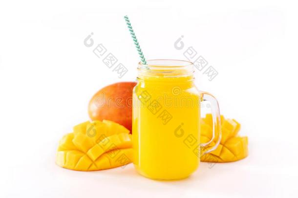 新鲜的热带的芒果果汁和美丽的将切成<strong>小方块</strong>纸浆和有条纹的