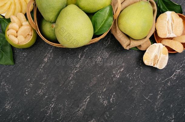 新鲜的柚子,柚子,葡萄柚,柚子采用竹子篮机智