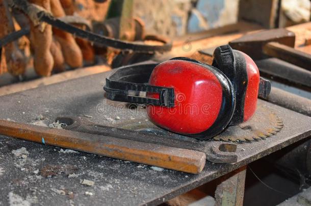 红色的噪音-保护的耳机关于木材工作的雕刻师.