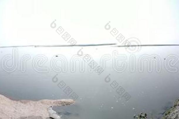 雅鲁藏布江河和河边的石梯