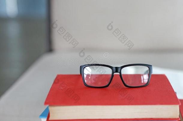 垛关于教科书向书桌和眼镜向指已提到的人顶采用图书馆Romania罗马尼亚