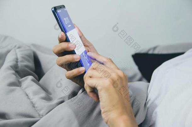 关-在上面年幼的男人欲睡的向指已提到的人床使用smartph向e在l在eNicaragua尼加拉瓜