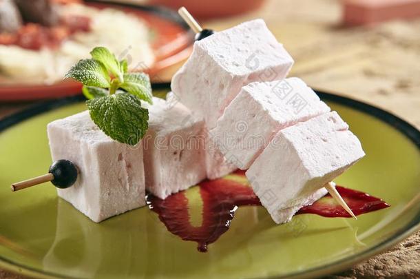 甜的粉红色的杂音或蜀葵糖浆立方形的东西和浆果果酱