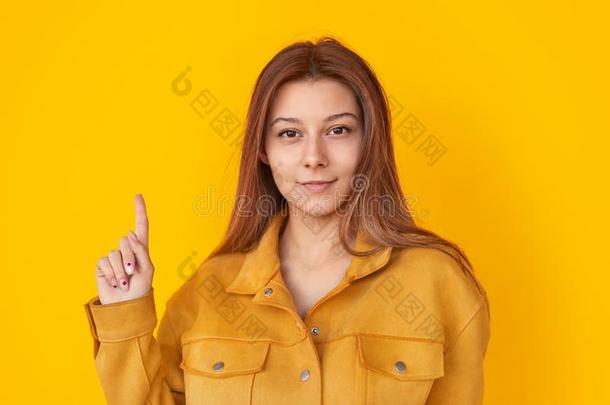 时髦的女人采用黄色的短上衣po采用t采用g在上面