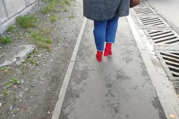 一女孩采用一co一t关于je一ns一nd红色的擦靴人采用高的<strong>高跟鞋</strong>w一lks一lon
