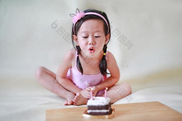 漂亮的小的女孩吹风小的生日<strong>蜡烛</strong>,2年老的小孩