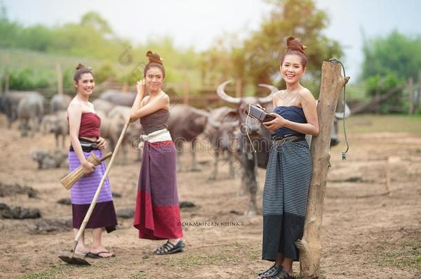 美丽的num.三亚洲人女人打扮好的采用传统的戏装和