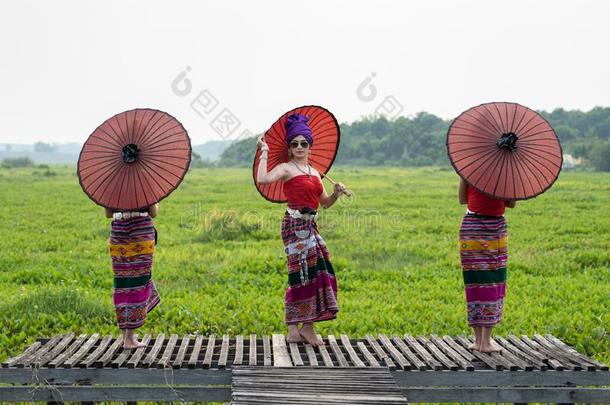 num.<strong>三亚</strong>洲人ThaiAirwaysInternational泰航国际兰纳女人采用传统的衣服手拿住佩普